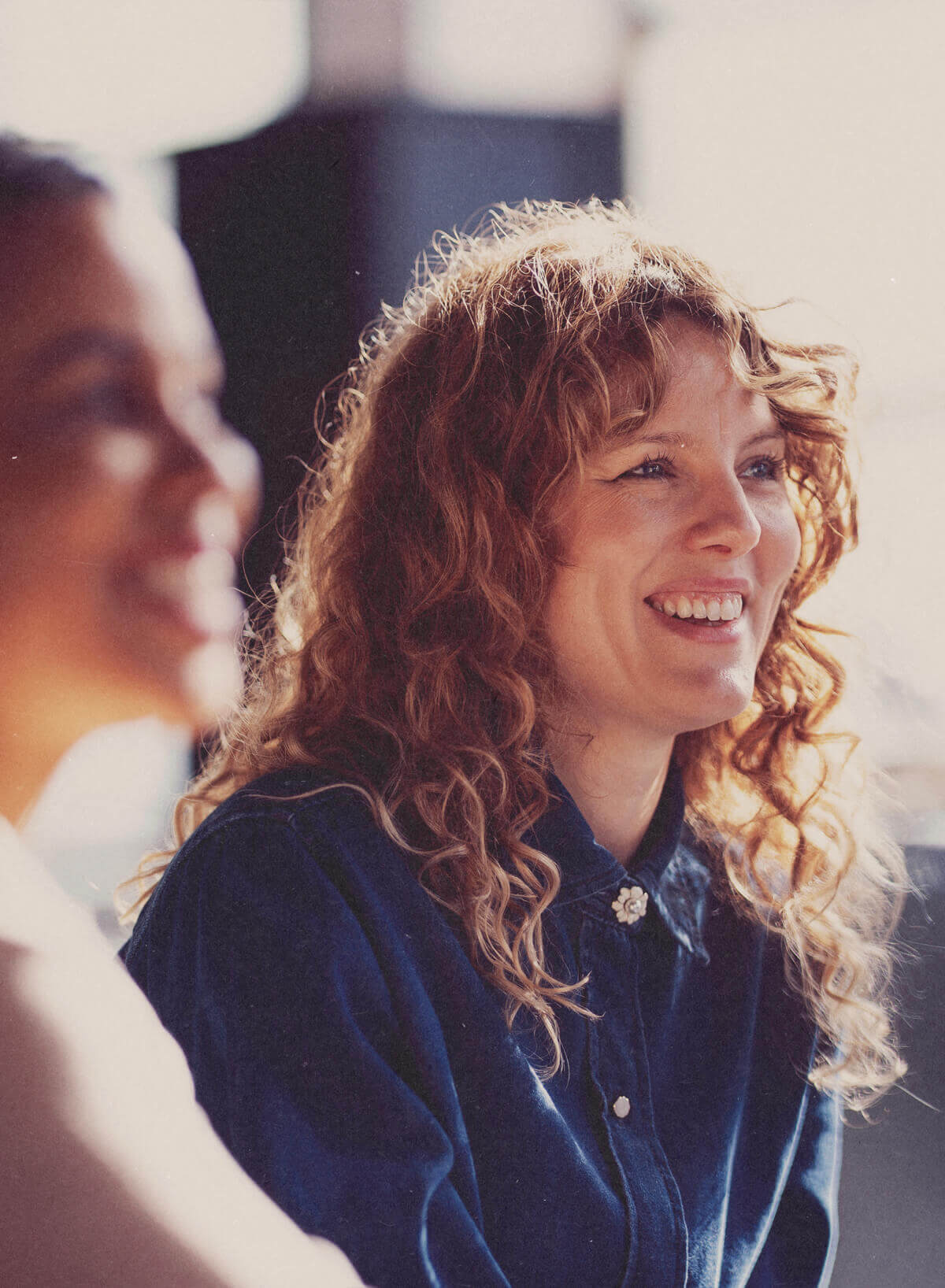 Équipe souriante lors d'un feedback